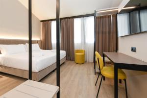 ein Hotelzimmer mit Bett und Schreibtisch in der Unterkunft Best Western Hotel Garda in Affi