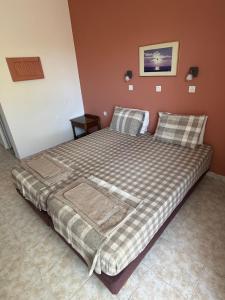 Llit o llits en una habitació de Cannon Guesthouse Faliraki