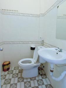 a bathroom with a toilet and a sink at Bọt Biển Homestay Mũi Né in Ấp Khánh Phước (1)