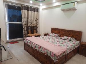 a bedroom with a bed and a window at Kaushal residency in New Delhi +5 photos