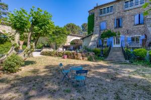 a table and chairs in front of a building at Chambre D'hôtes Le Moulin in Balaruc-le-Vieux