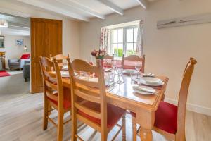 a dining room with a wooden table and chairs at 3 Bed in The Lizard oc-treno in Lizard +18 photos