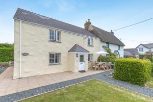 an exterior view of a house with a patio at 3 Bed in The Lizard oc-treno in Lizard