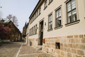 an alley with a brick building and a street at Denkmalsuites Quedlinburg in Quedlinburg +11 photos