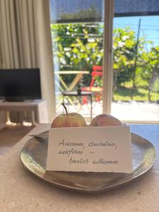 a plate with apples on a table with a sign at LOGIS125 I Barbara Hofmann in Gamlitz