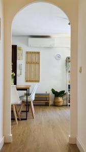 an archway in a living room with a table and chairs at Calpe Star in Calpe