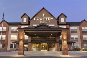 a front view of a county inn and suites at Country Inn & Suites by Radisson, Rochester South, MN in Rochester