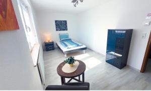 a small room with a bed and a table at Unterkunft-Uettingen in Uettingen