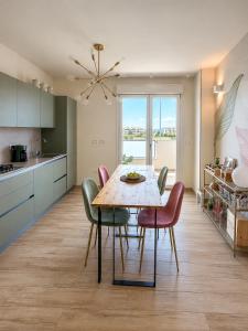 a kitchen and dining room with a table and chairs at Nàlua Sardinia Experience in Quartu SantʼElena