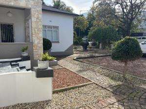 a garden in front of a house at Swellengrebel Nest in Swellendam