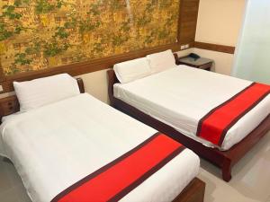 two beds sitting next to each other in a room at Ease Jomtien by Clubhouse in Jomtien Beach +22 photos