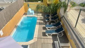 an overhead view of a swimming pool with lounge chairs at Alice - Private Pool - 10 Guests - Albufeira in Albufeira