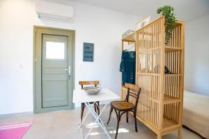 a room with a table and chairs and a bed at Topos Patela in Kalithies