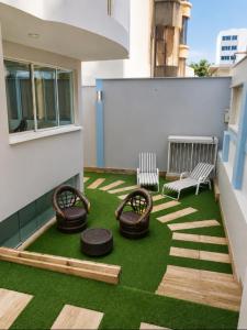 a balcony with chairs and grass on a building at Amplio y elegante monoambiente , de lujo in La Paz