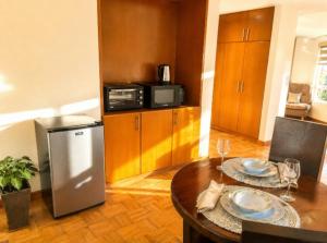 a kitchen with a table with two plates on it at Amplio y elegante monoambiente , de lujo in La Paz