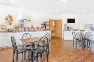 uma sala de jantar com cadeiras, uma mesa e um balcão em Days Inn by Wyndham St Clairsville em Saint Clairsville