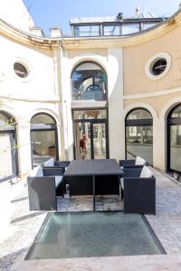 a black table and chairs in front of a building at Palazzo Di Acqua in Le Mans