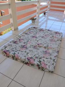 a rug on a porch with a flower pattern at Casa ampla vila nova de colares in Serra