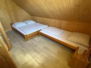 an overhead view of two beds in a sauna at Domki pod Beskidem in Jaworzynka