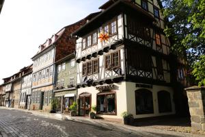 a tall building on the side of a street at Denkmalsuites Quedlinburg in Quedlinburg