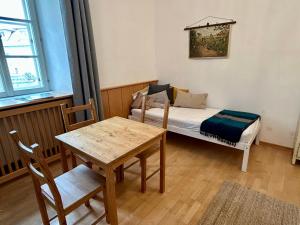 a small room with a bed and a table at Danube Atelier - The Studio in Rossatz