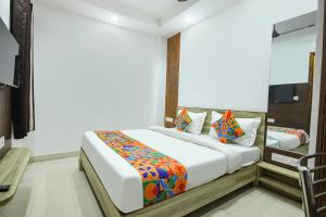 a bedroom with a bed in a room at FabHotel Neu-Nest in Rishīkesh