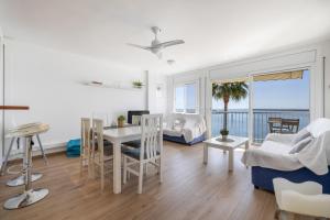a living room with a view of the ocean at Apartament Platja L'arquitecte in L'Ampolla