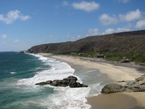 - Vistas a una playa con rocas y al océano en Posada Nautica, en Mazunte