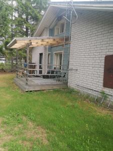 a wooden deck on the side of a house at puominmutka in Ilomantsi