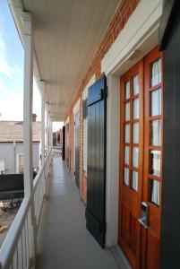 eine leere Veranda eines Gebäudes mit einer Tür in der Unterkunft Inn on St. Ann, a French Quarter Guest Houses Property in New Orleans