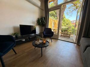 a living room with a couch and a table at Fast WiFi, vibrant home, 10 min from Efteling in Tilburg