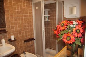 ジャルディーニ・ナクソスにあるFederico's Homeのバスルーム(花瓶付きのシャワー付)