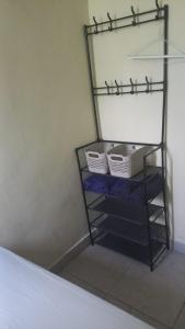 a shelf with baskets on it next to a bed at Casa acogedora in Veracruz