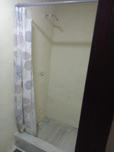 a bathroom with a shower with a shower curtain at Casa acogedora in Veracruz +9 photos