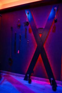 a room with a wall with a x on it at GITE L'ECRIN Pays de Caux in Bosc Renoult