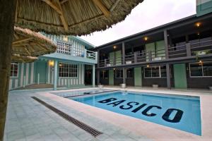 Mas Basico Hotel tesisinde veya buraya yakın yüzme havuzu