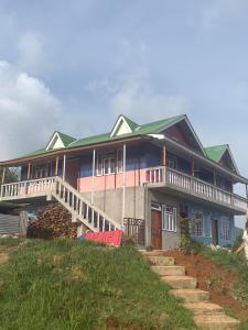 a large house on top of a hill at Pemazang Homestay in Sombāri