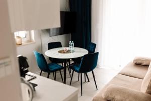 a living room with a white table and chairs at GOLDEN HAUS Opole - Royal Blue & Royal Green in Opole