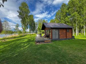 a small cabin in the middle of a grass field at Langino Land in Ogureckaja