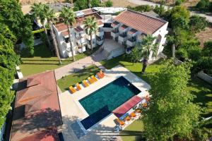 Draufsicht auf ein Haus mit Swimmingpool in der Unterkunft Uraz Hotel in Kemer + 5 Fotos