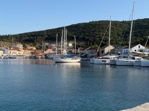 Eine Reihe von Booten liegt im Hafen vor Anker. in der Unterkunft Καμέλια 3 in Fiskardo