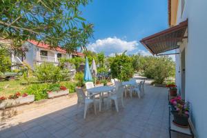 a patio with a table and chairs on it at Apartments Verdea in Kampor