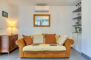 a living room with a couch and a mirror at Gîte Gignac Vallée De L'hérault in Gignac