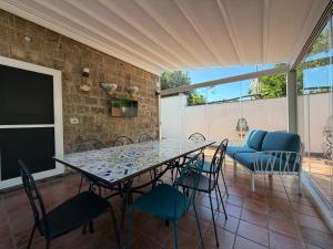 une terrasse avec une table, des chaises et un canapé dans l'établissement Villa Spring, à Meta