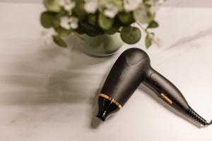 a black pen sitting next to a vase of flowers at GOLDEN HAUS Opole - Royal Blue & Royal Green in Opole