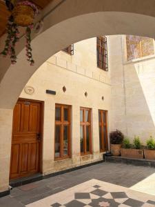 an entrance to a building with a wooden door at Ela Sultan Han Otel in Gaziantep