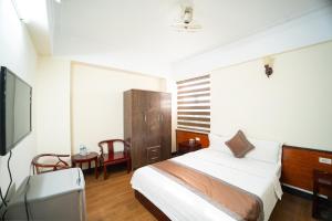 a bedroom with a bed and a flat screen tv at SAMMY Hotel - Khách sạn SAMMY in Giáp Vinh Yên