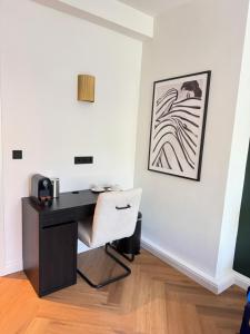 an office with a desk and a chair in a room at Westerntor City Studio in Paderborn +1 photo