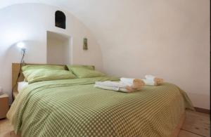 um quarto com uma cama verde e toalhas em Piave 5 em Turim