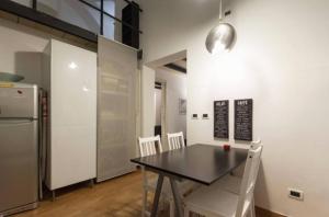 トリノにあるPiave 5のキッチン(テーブル、椅子、冷蔵庫付)